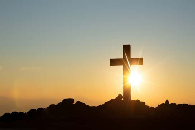 Cruz de una tumba al amanecer. La muerte