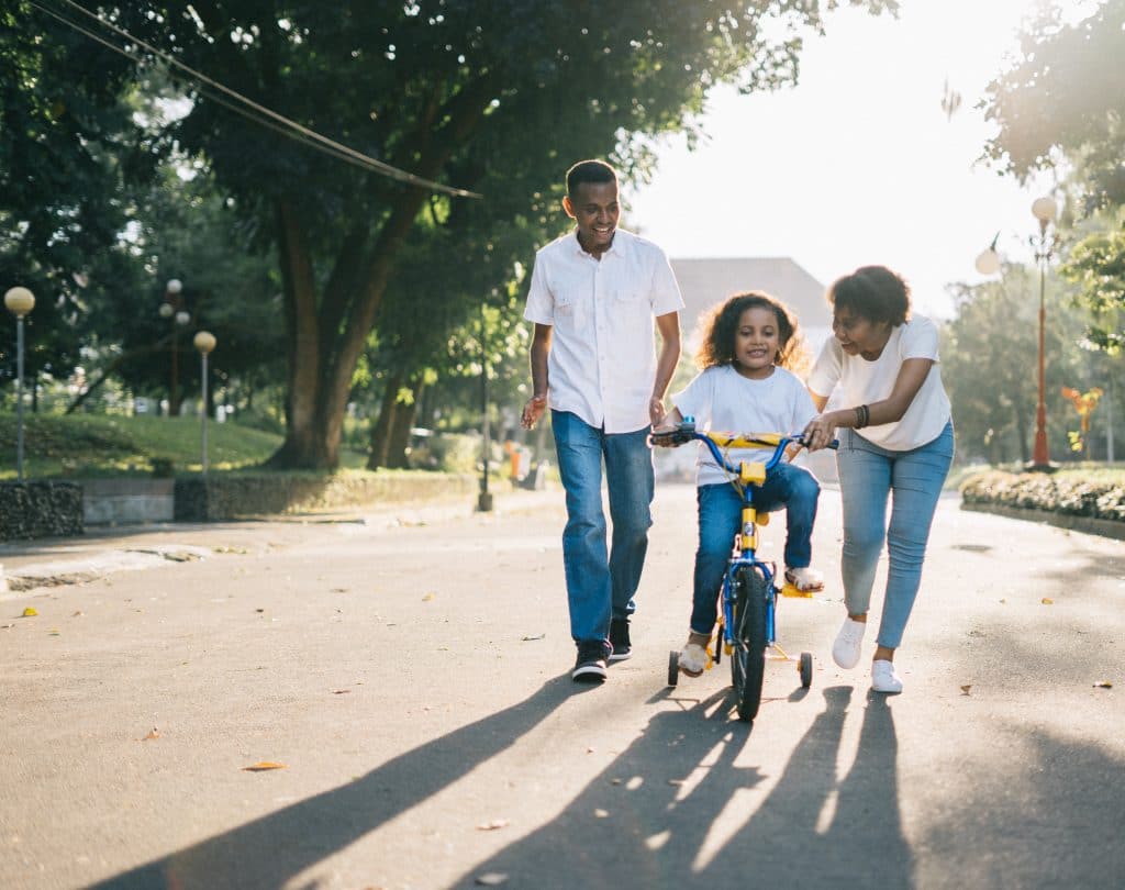 PADRES ENSEÑANDO A SU HIJA A ANDAR EN BICI Como liberar lealtades familiares