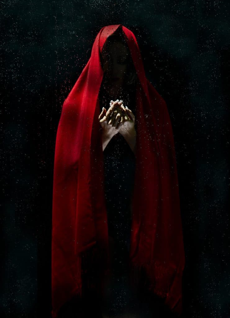 Mujer con capa roja misteriosa. El miedo ¿Que es?